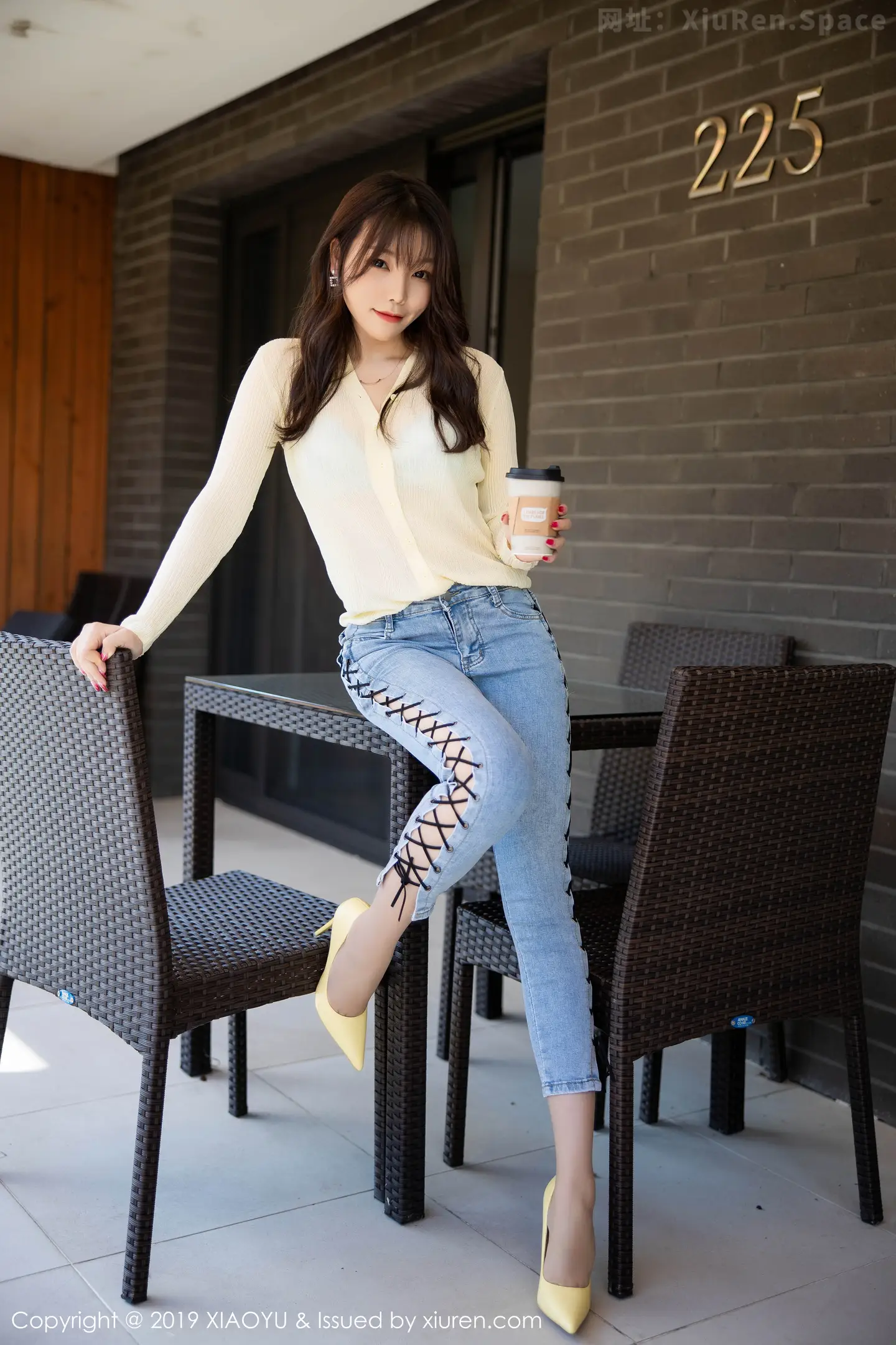 图片[3]-[XiaoYu画语界]Vol.197 女神芝芝Booty济州岛旅拍私房紧身牛仔裤半脱秀翘臀诱惑写真120P-秀人网官方网站